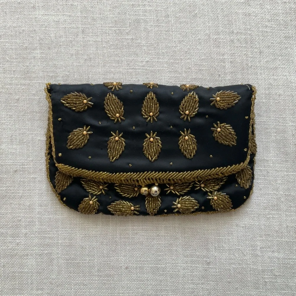 •Vintage  70s Handcrafted Black Silk Pineapple Shaped Beading Purse Clutch